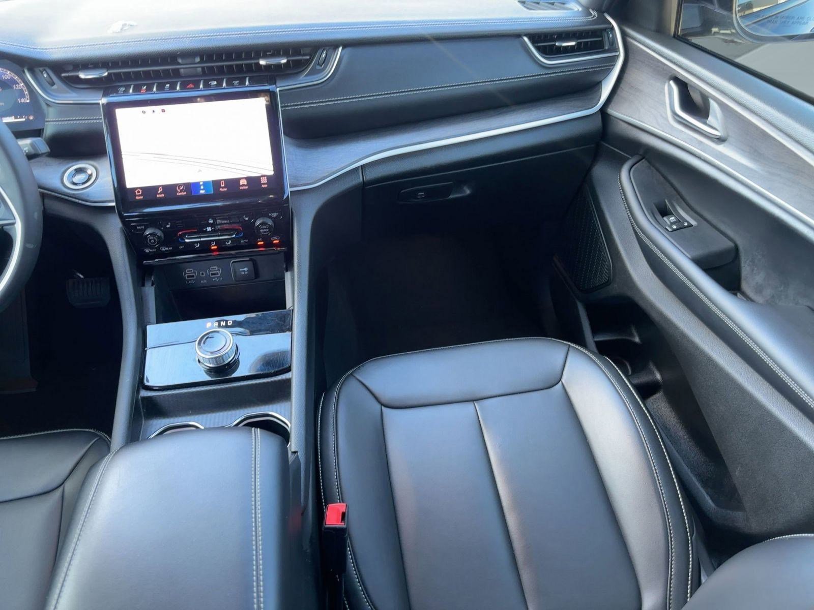 Used 2025 Jeep Grand Cherokee Limited w/ Black Appearance Package image 28