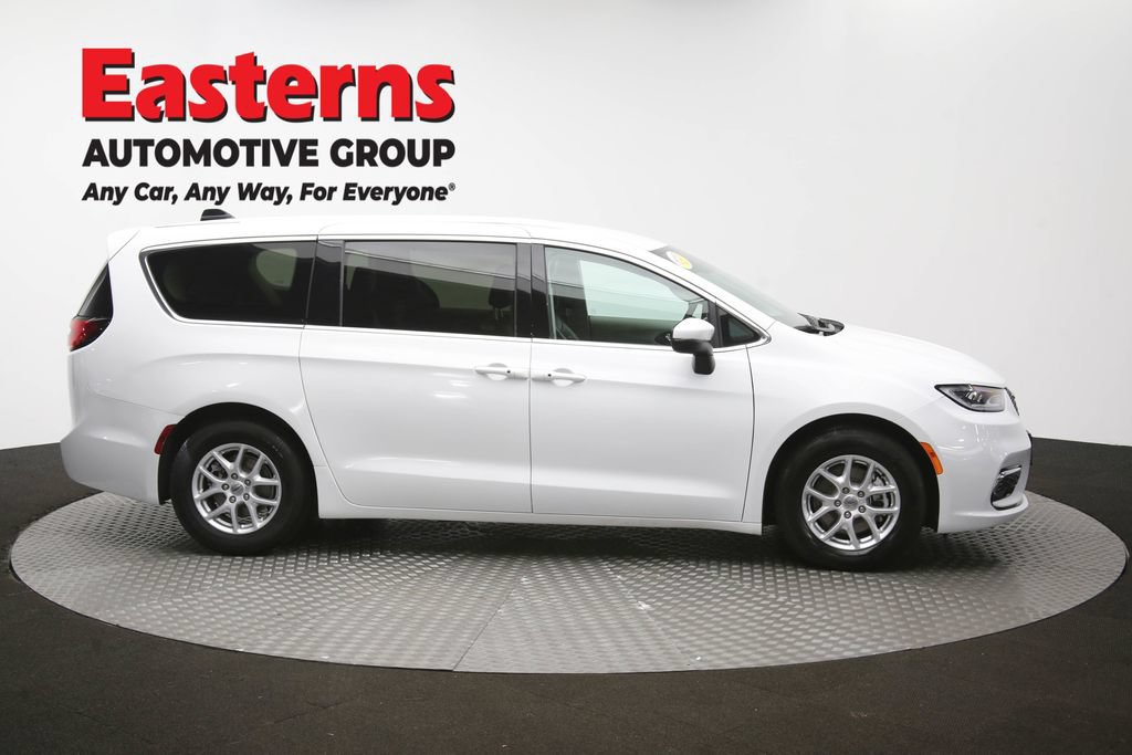 Used 2023 Chrysler Pacifica Touring-L FWD image 47