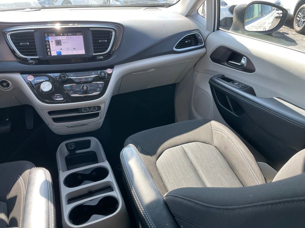 Used 2023 Chrysler Voyager LX image 9