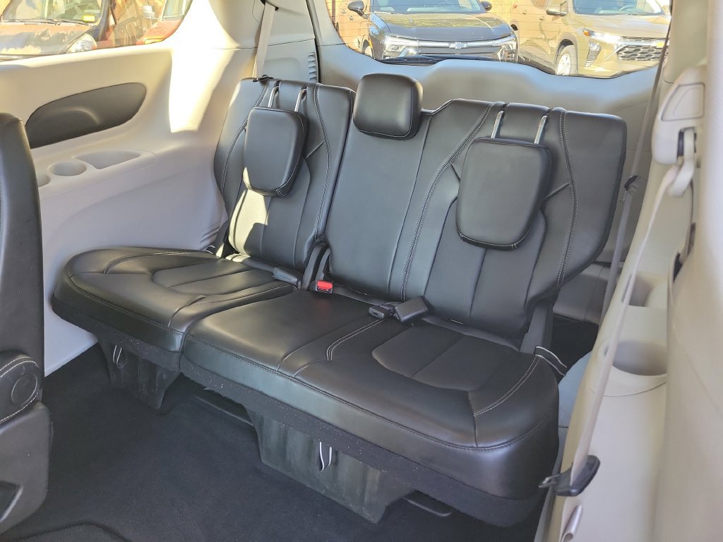 Used 2024 Chrysler Pacifica Touring-L FWD image 19