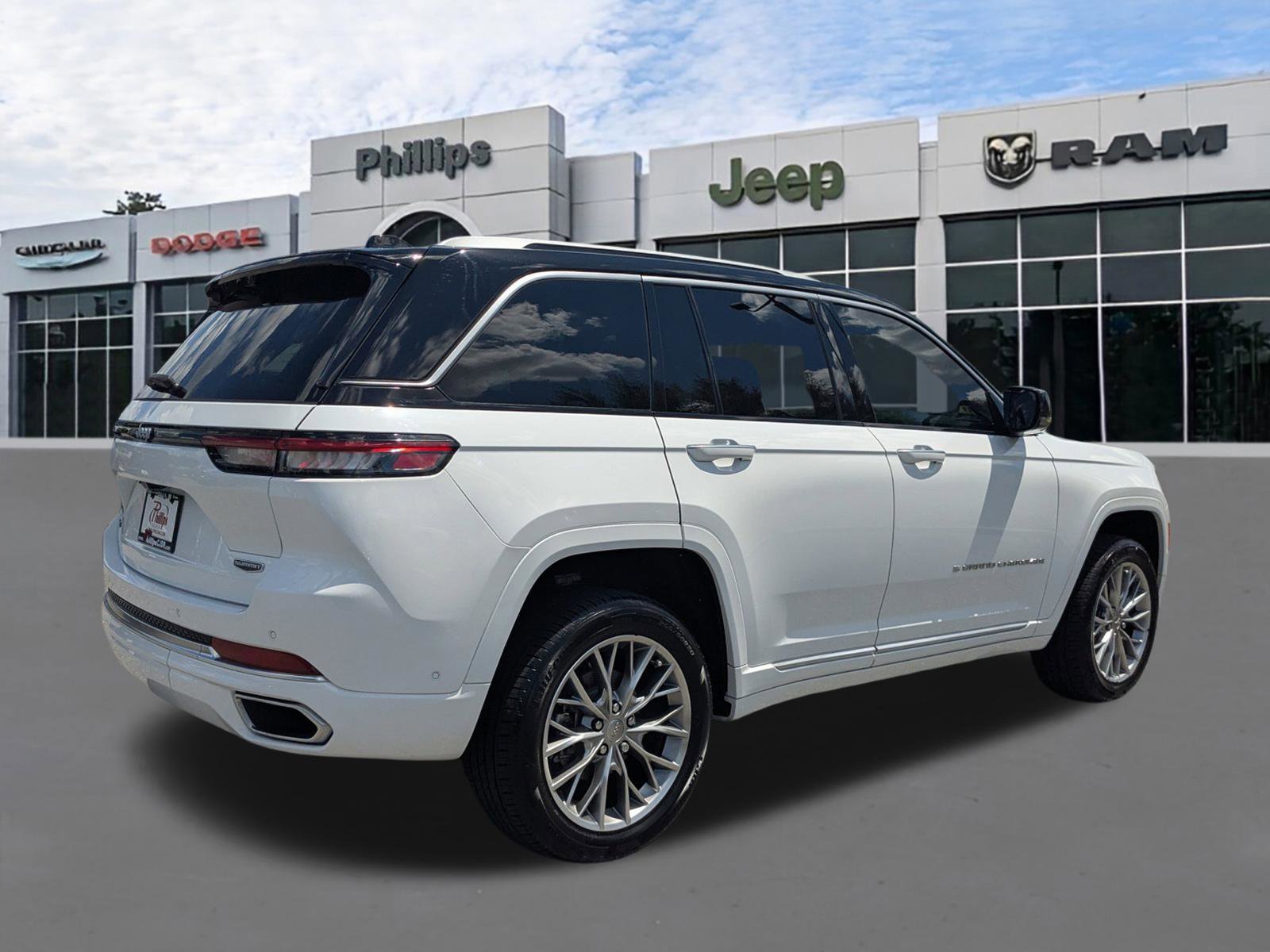 Certified 2023 Jeep Grand Cherokee Summit w/ Adv Protech Group IV AWD/4WD image 3