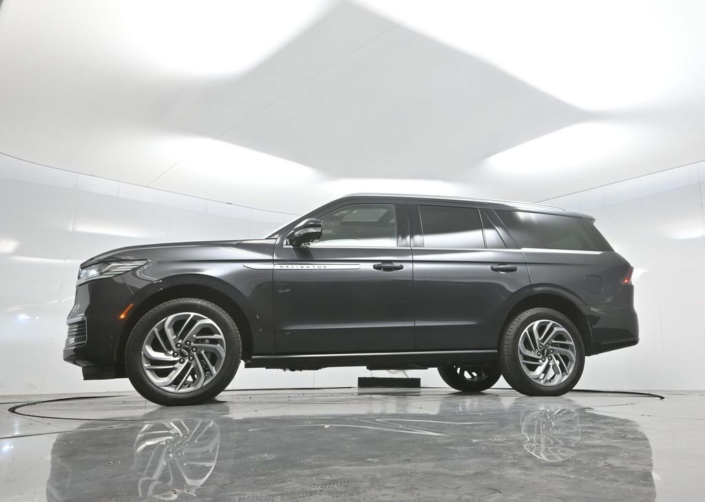Used 2025 Lincoln Navigator Reserve AWD/4WD image 7