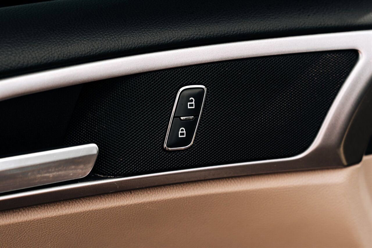 Used 2018 Ford Fusion SE FWD image 18