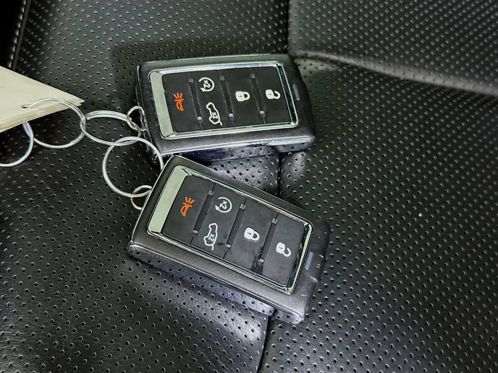 Used 2023 Jeep Grand Cherokee Overland AWD/4WD image 37