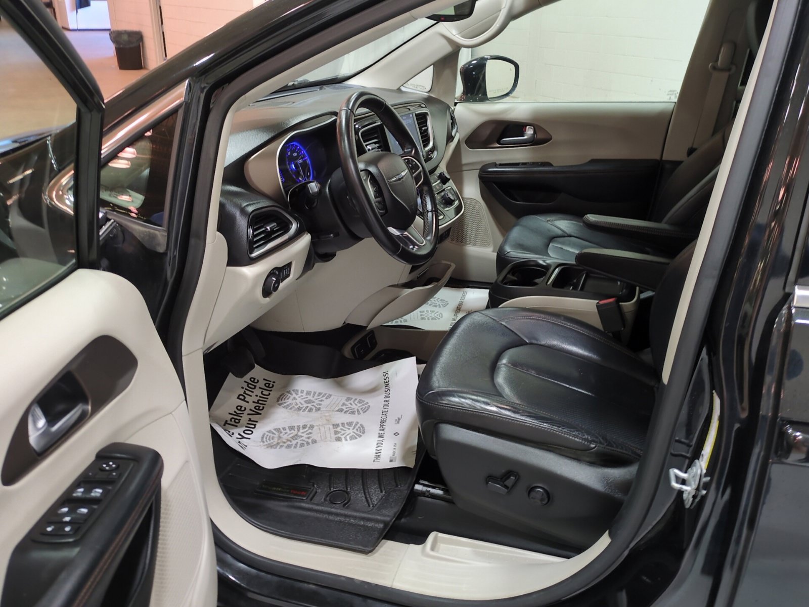 Used 2018 Chrysler Pacifica Touring-L FWD image 20