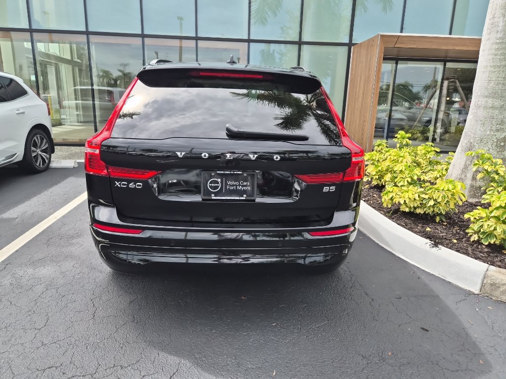 Used 2023 Volvo XC60 B5 Core w/ Climate Package FWD image 3