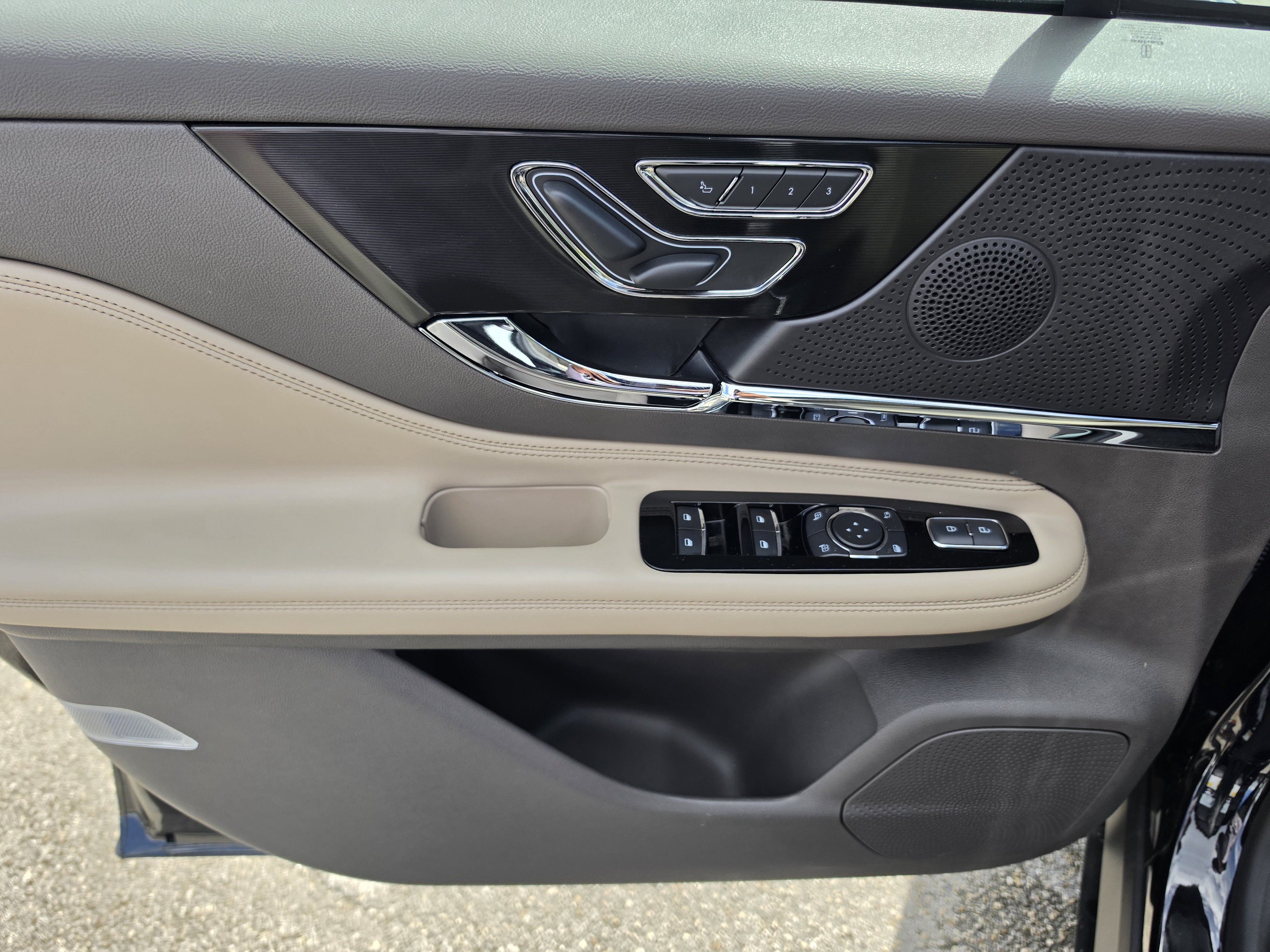 Certified 2024 Lincoln Corsair Reserve FWD image 32