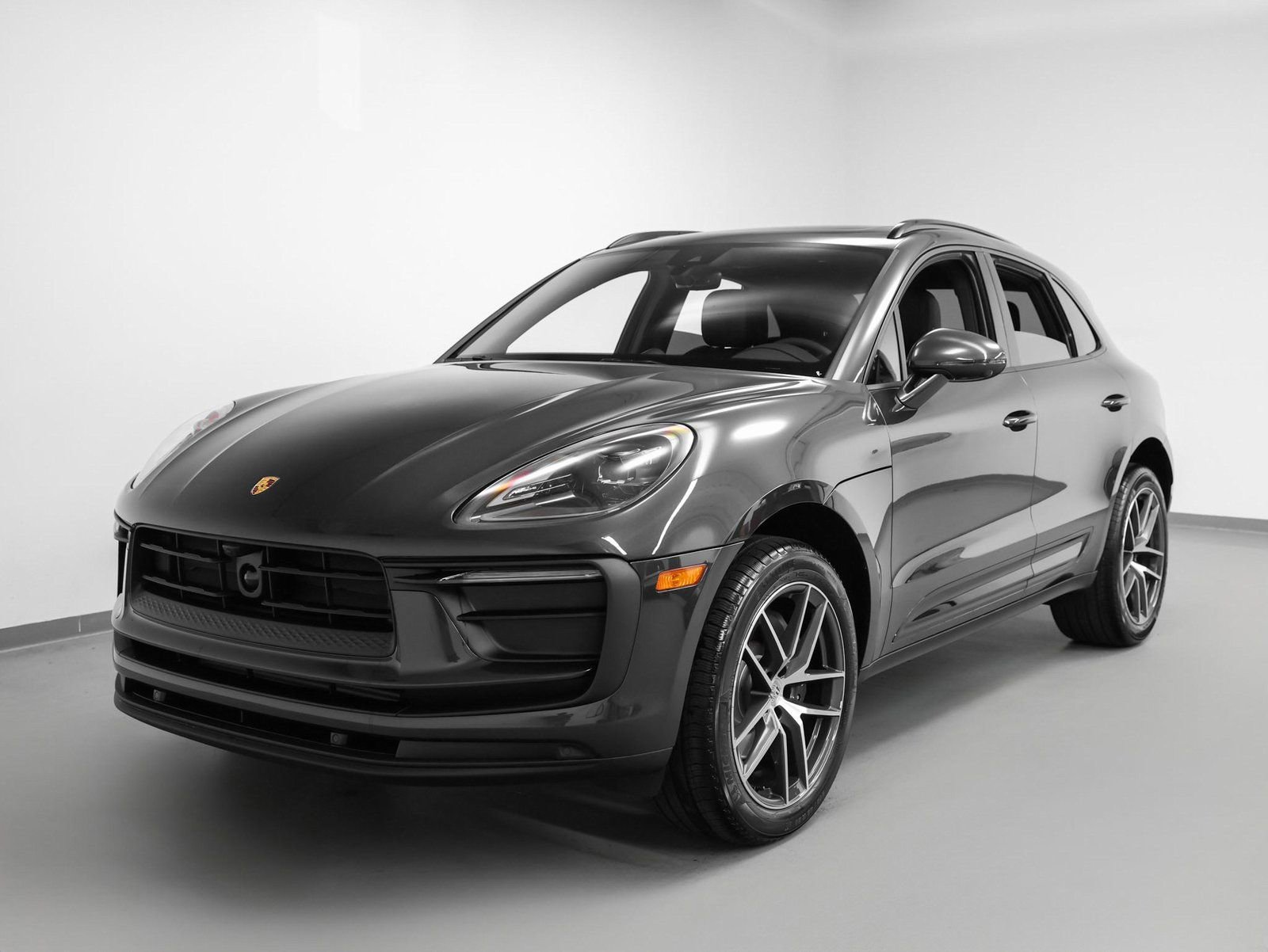 Certified 2025 Porsche Macan image 6