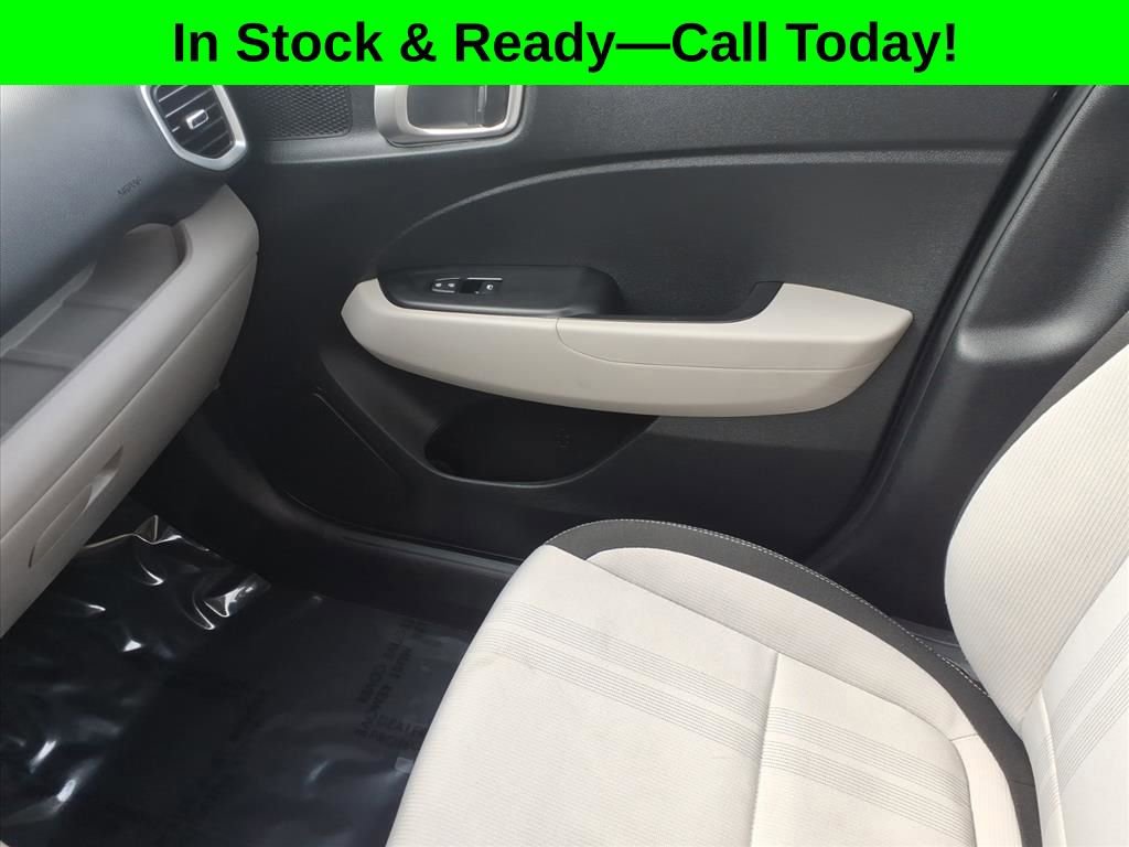 Used 2025 Hyundai Venue SEL image 24