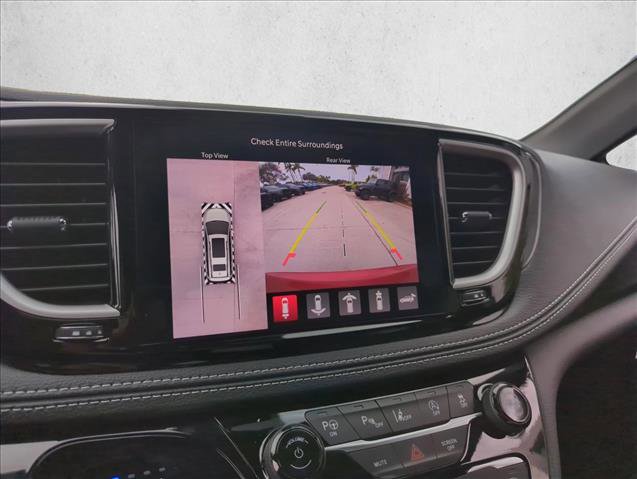 Used 2025 Chrysler Pacifica Select image 13
