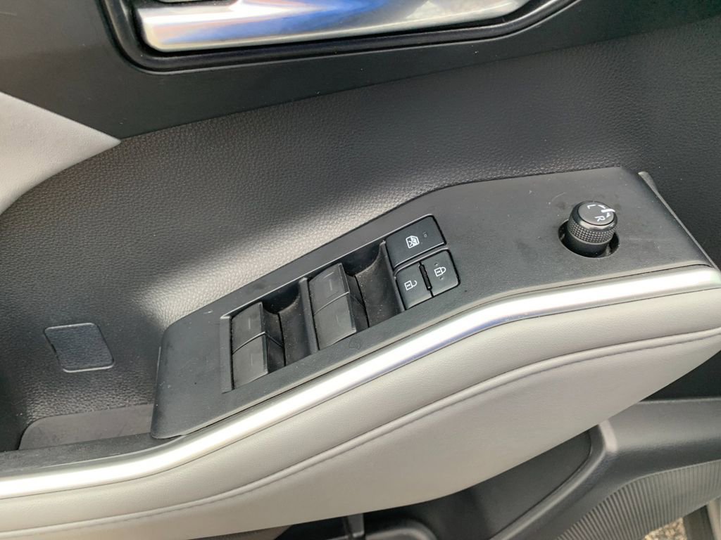 Used 2021 Toyota Highlander XLE AWD/4WD image 13