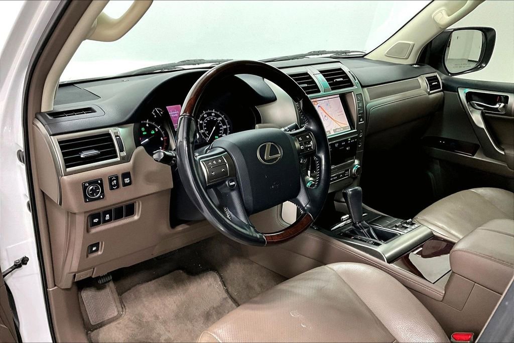Used 2017 Lexus GX 460 image 16