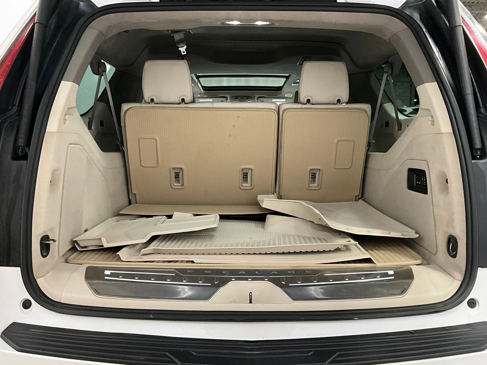 Used 2021 Cadillac Escalade ESV Sport Platinum w/ Heavy-Duty Trailer Package AWD/4WD image 27