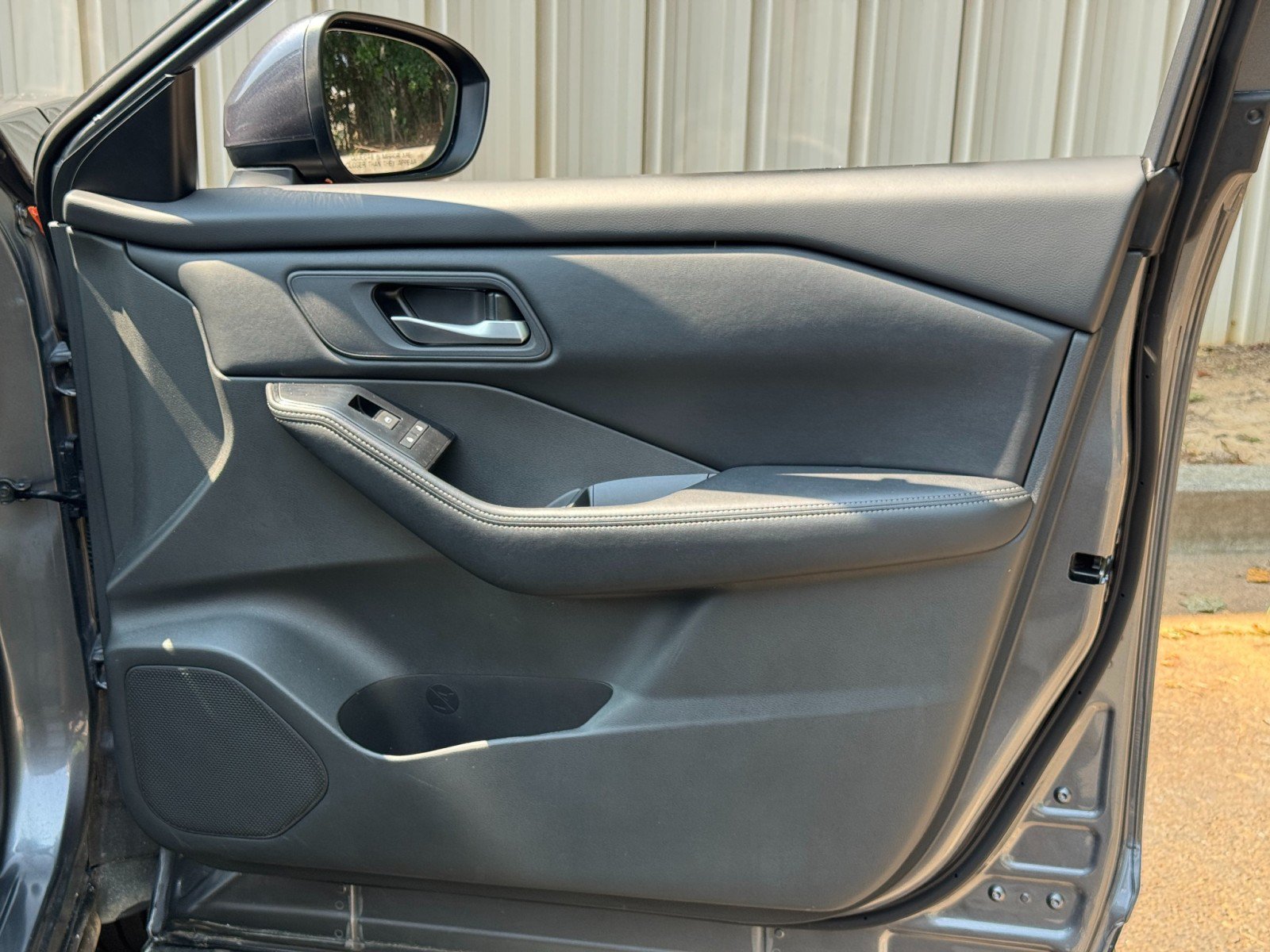 Used 2025 Nissan Rogue SV FWD image 37