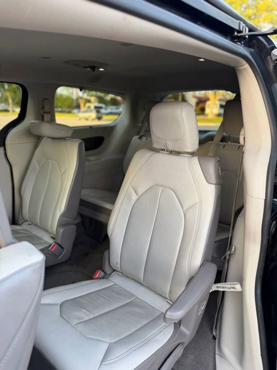 Used 2017 Chrysler Pacifica Touring-L Plus w/ Advanced Safetytec Group FWD image 6