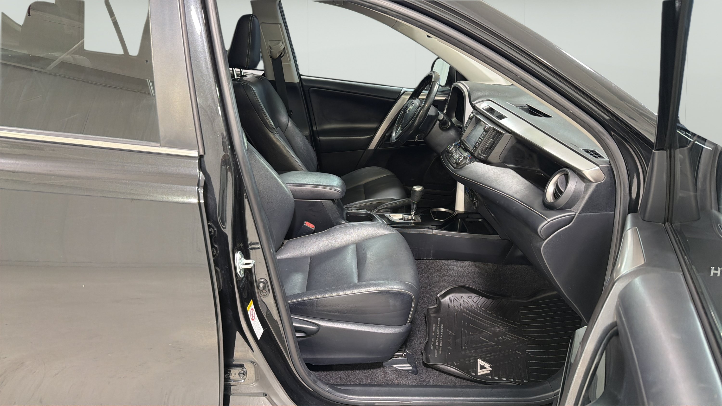 Used 2018 Toyota RAV4 Limited AWD/4WD image 25