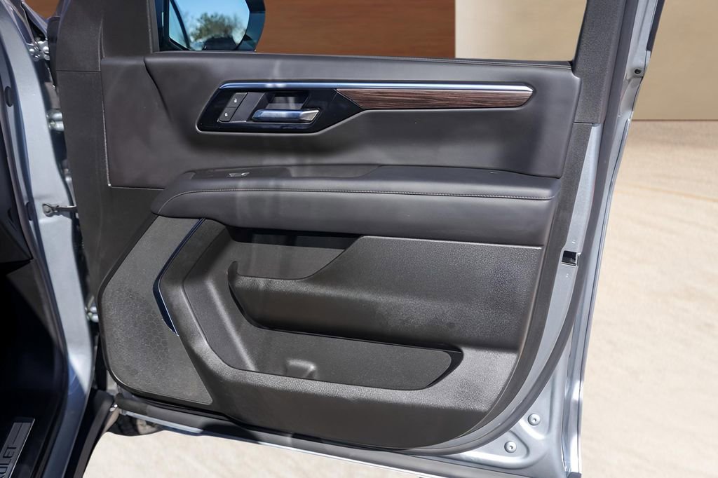 Used 2025 Chevrolet Suburban Z71 AWD/4WD image 29