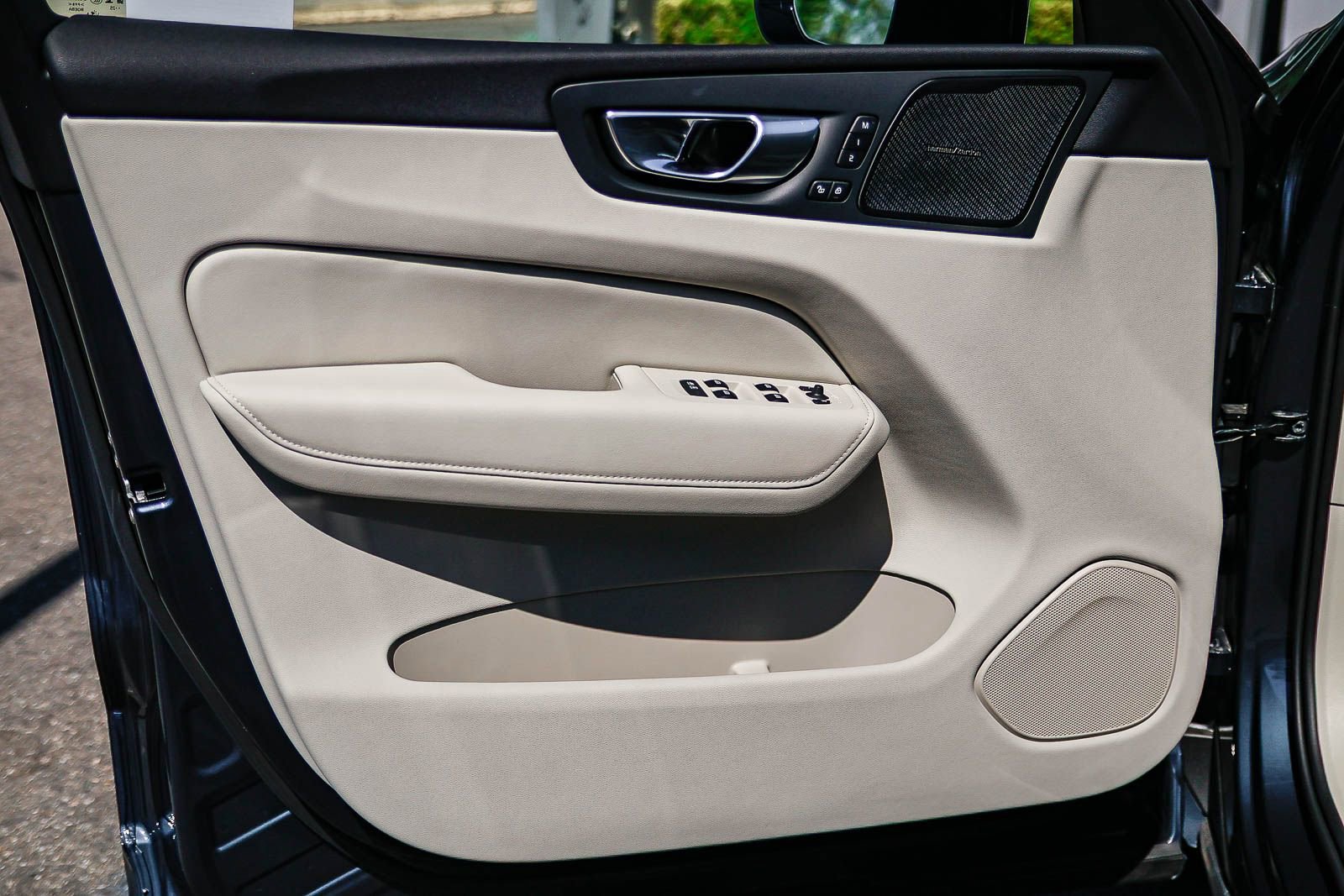 Used 2026 Volvo XC60 B5 Ultra w/ Protection Package Premier image 23