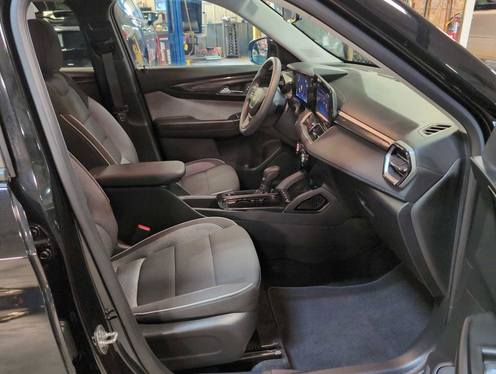 Used 2025 Chevrolet TrailBlazer LT FWD image 26
