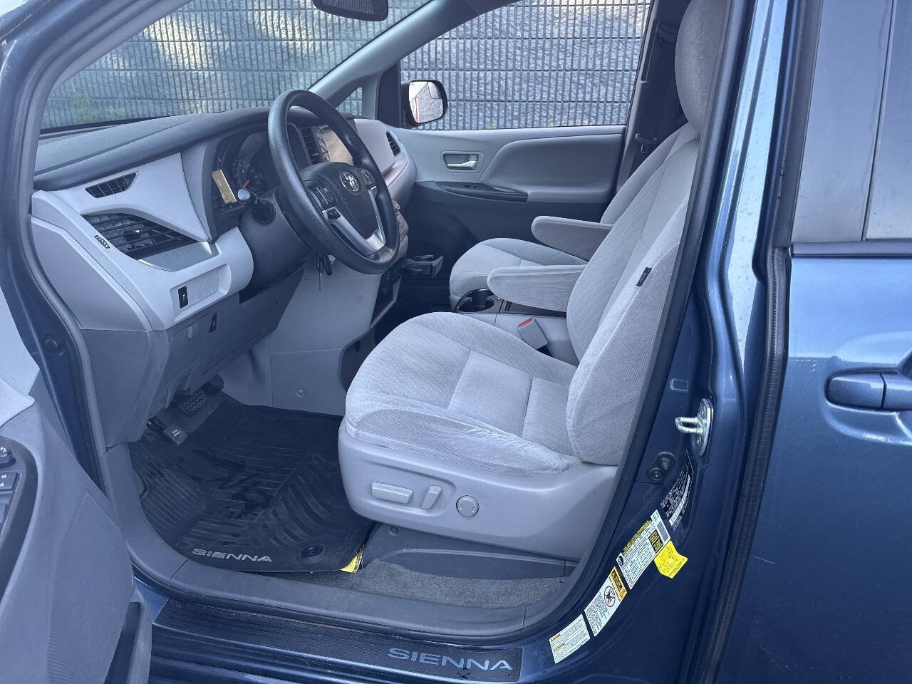 Used 2017 Toyota Sienna LE AWD/4WD image 9