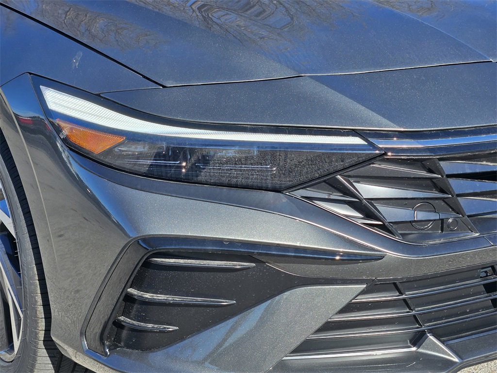 New 2025 Hyundai Elantra Limited image 9