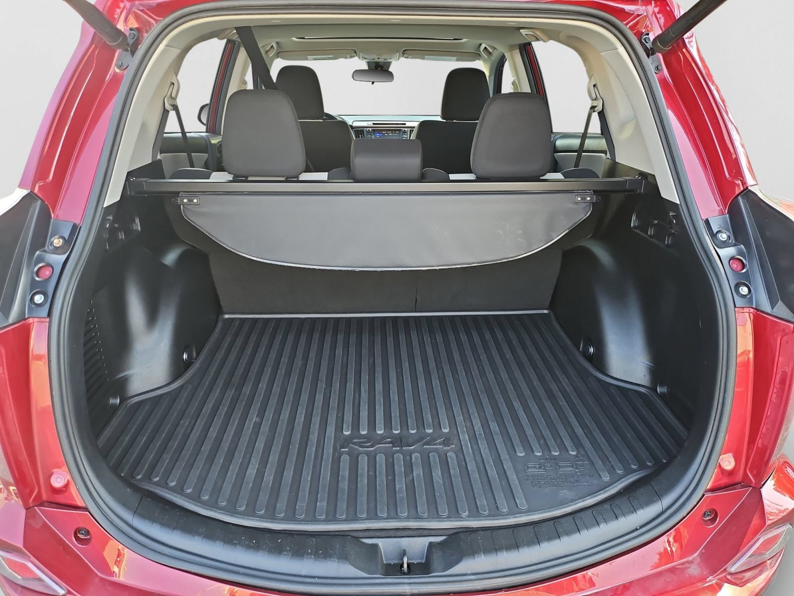 Used 2018 Toyota RAV4 XLE AWD/4WD image 18
