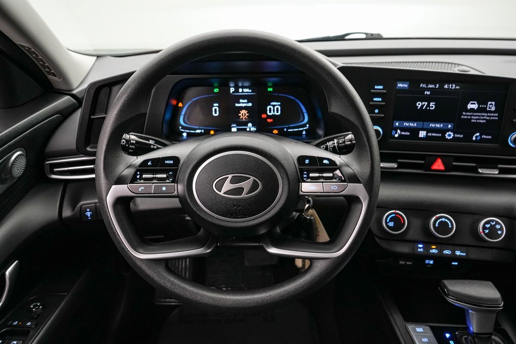 Used 2025 Hyundai Elantra SE image 13