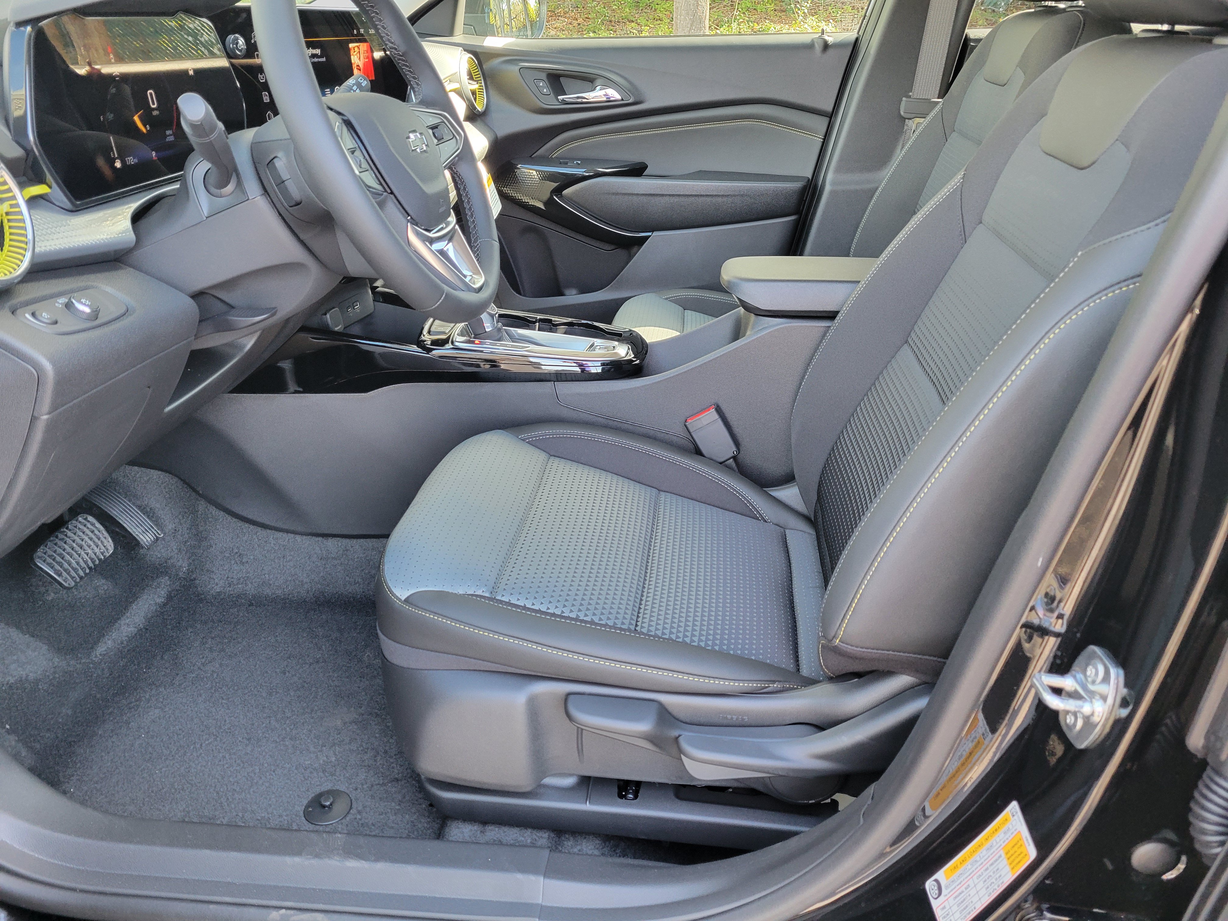 New 2026 Chevrolet Trax LT w/ Driver Confidence Package FWD image 28