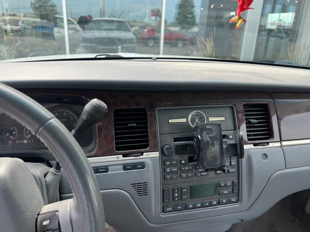 Used 2006 Lincoln Town Car Signature RWD image 10
