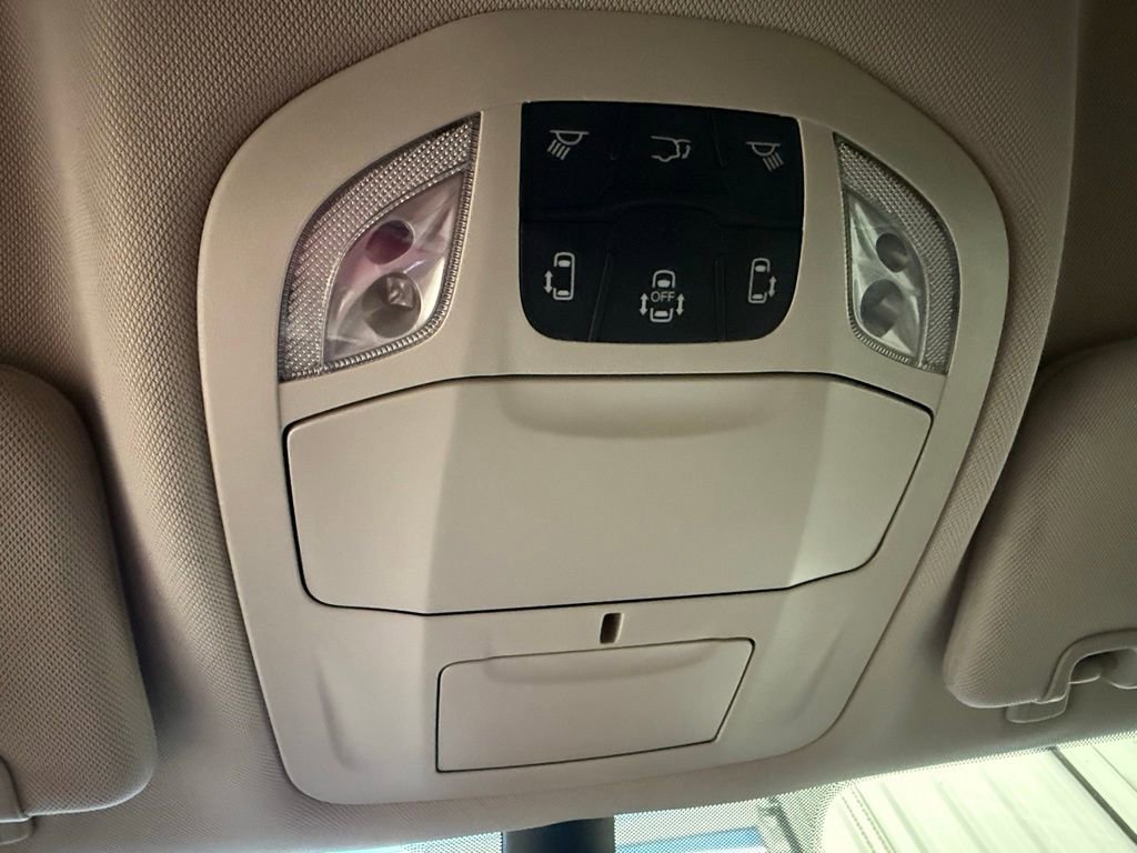 Used 2024 Chrysler Pacifica Touring-L image 30