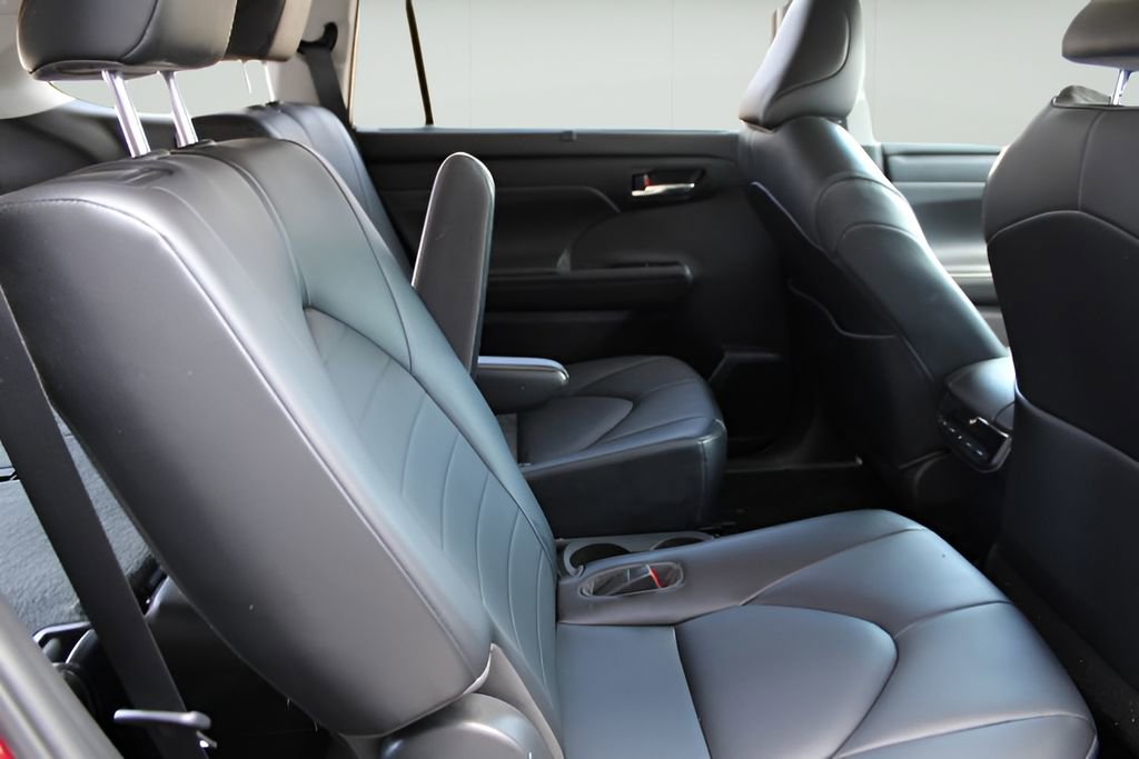 Used 2021 Toyota Highlander XLE AWD/4WD image 23