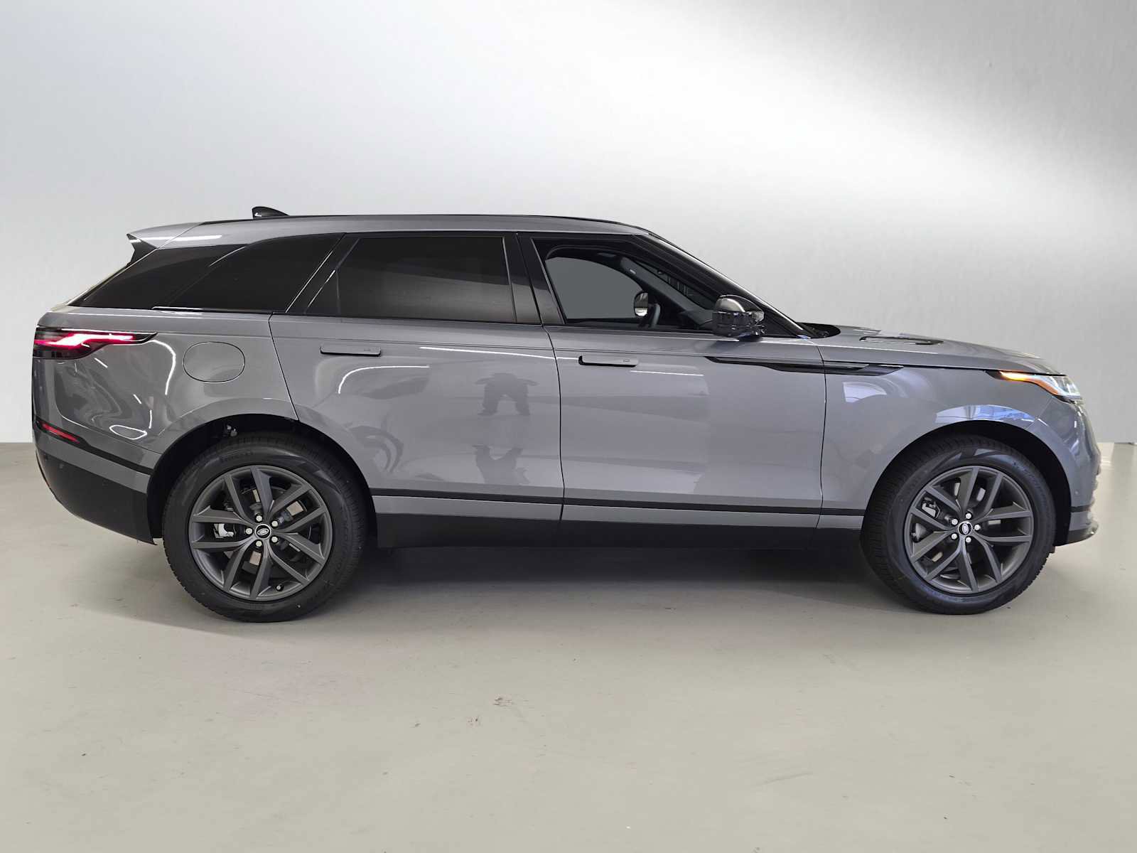New 2026 Land Rover Range Rover Velar Dynamic SE image 2