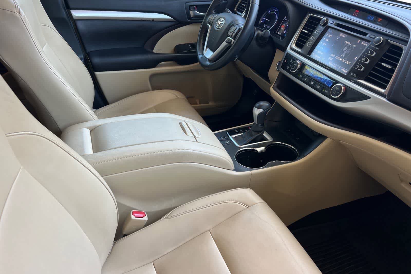 Used 2019 Toyota Highlander XLE AWD/4WD image 19