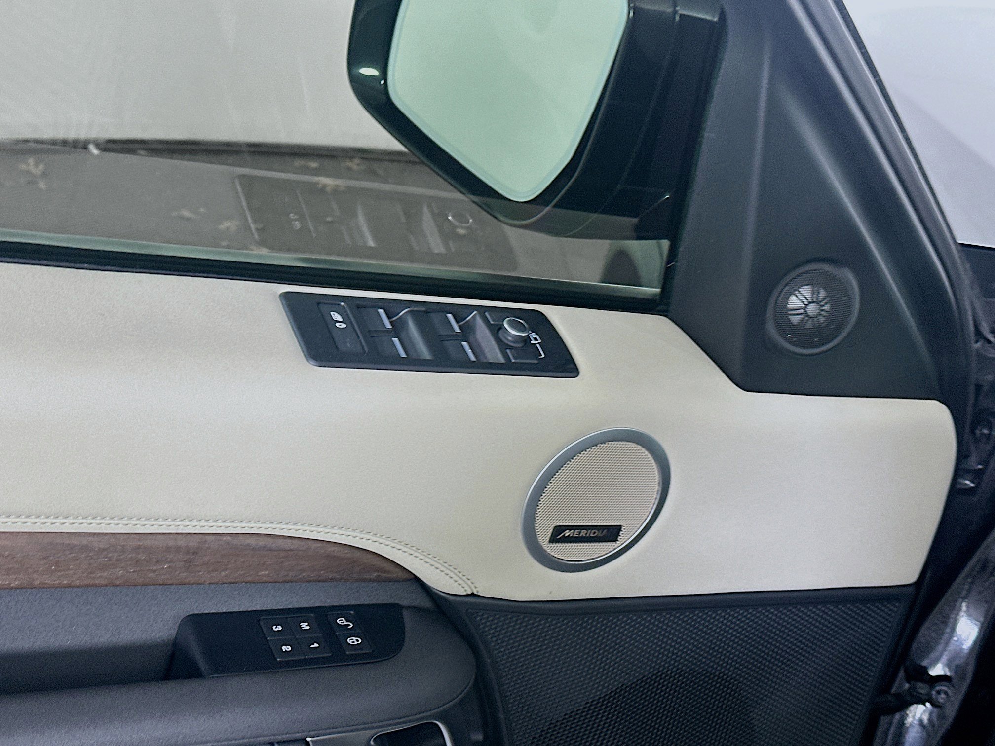 Used 2019 Land Rover Discovery HSE image 15