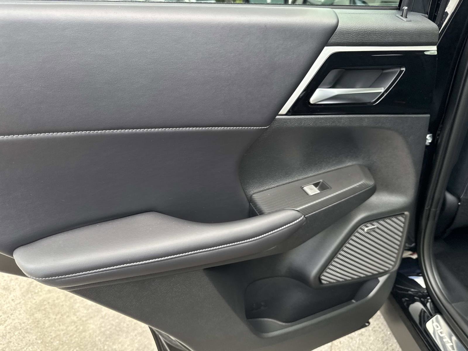 New 2025 Mitsubishi Outlander SE image 11