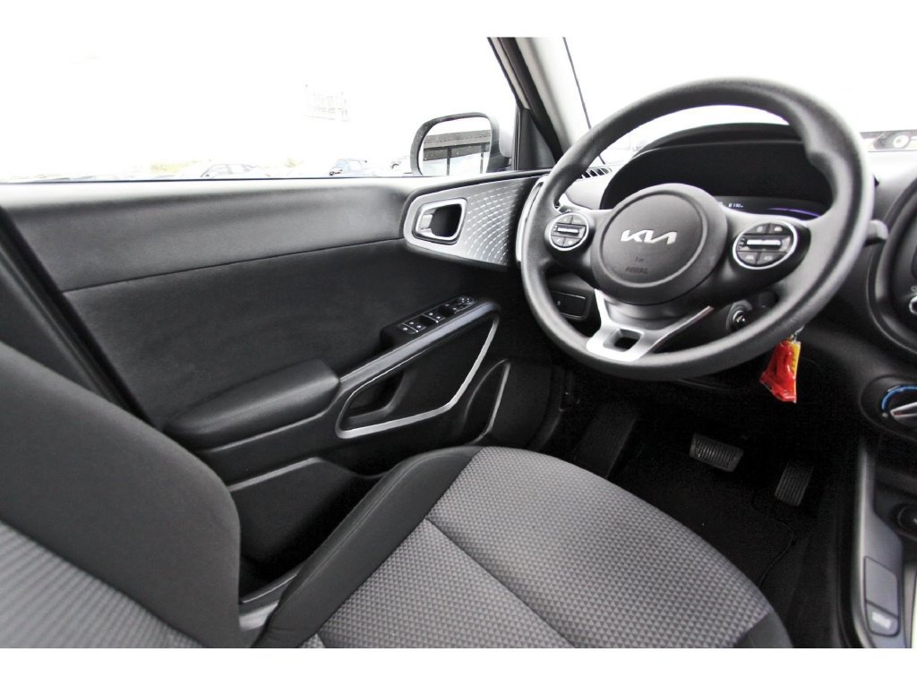 Used 2025 Kia Soul LX w/ LX Technology Package FWD image 9