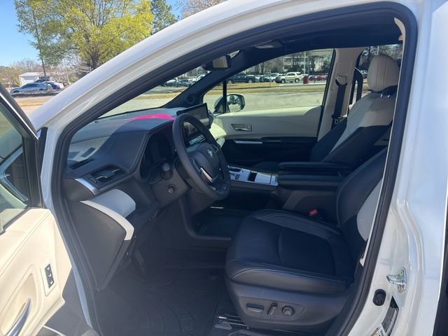Used 2025 Toyota Sienna Limited image 21