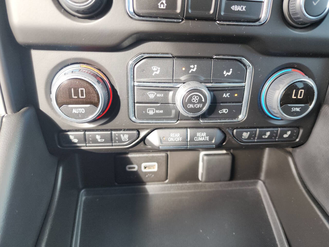 Used 2023 Chevrolet Suburban Premier image 26