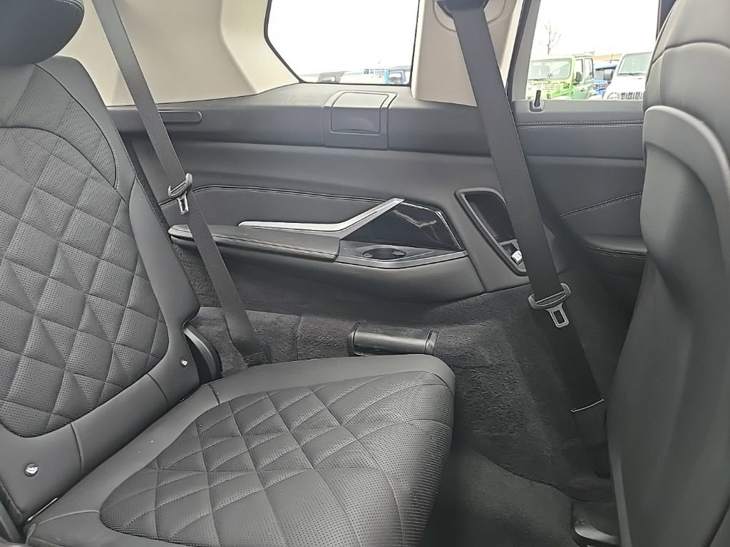 Used 2024 BMW X7 xDrive40i w/ Climate Comfort Package image 89