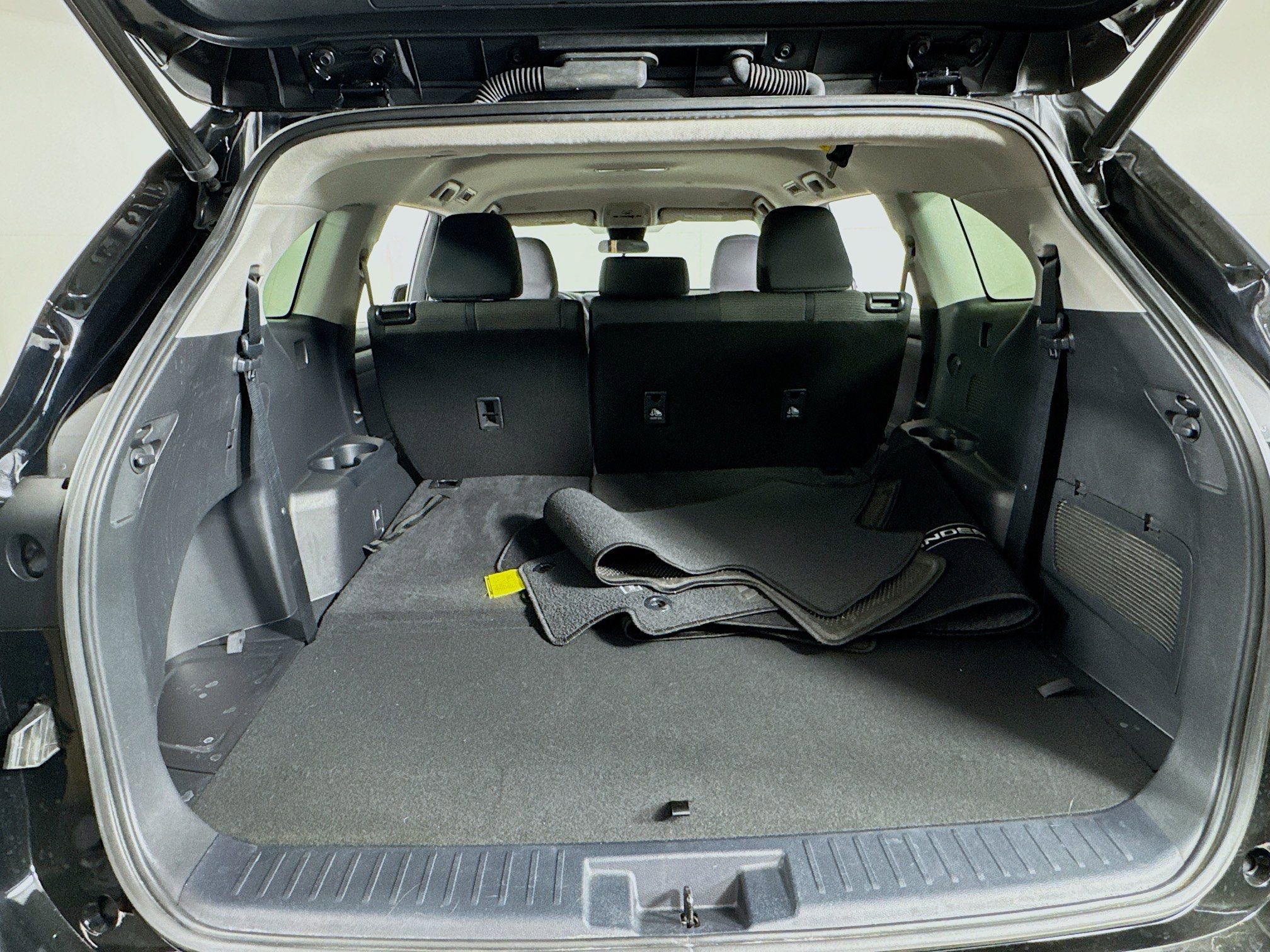 Used 2023 Toyota Highlander LE AWD/4WD image 19