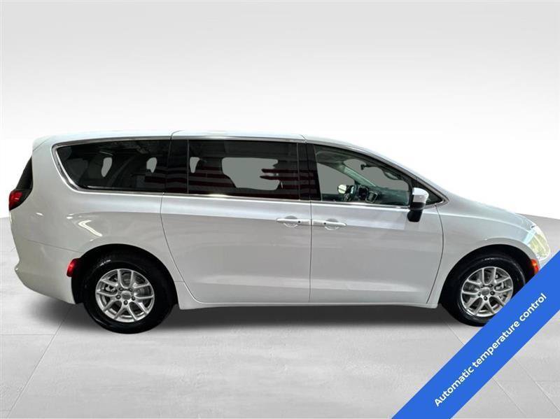 Used 2023 Chrysler Voyager LX FWD image 4