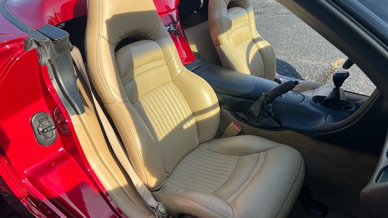 Used 2001 Chevrolet Corvette Convertible w/ Preferred Equipment Group2 RWD image 24