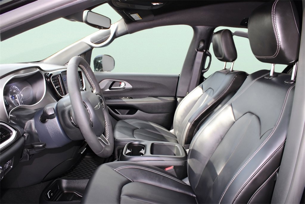 Used 2025 Chrysler Voyager LX image 15