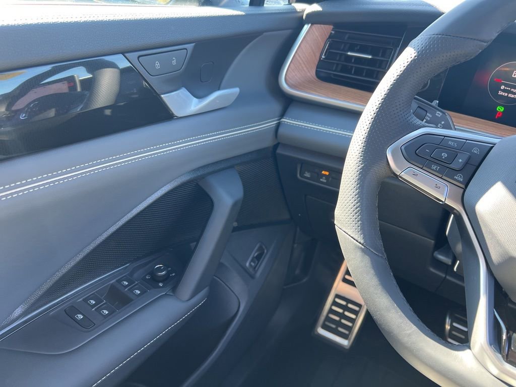 New 2026 Volkswagen Tiguan SEL R-Line image 18