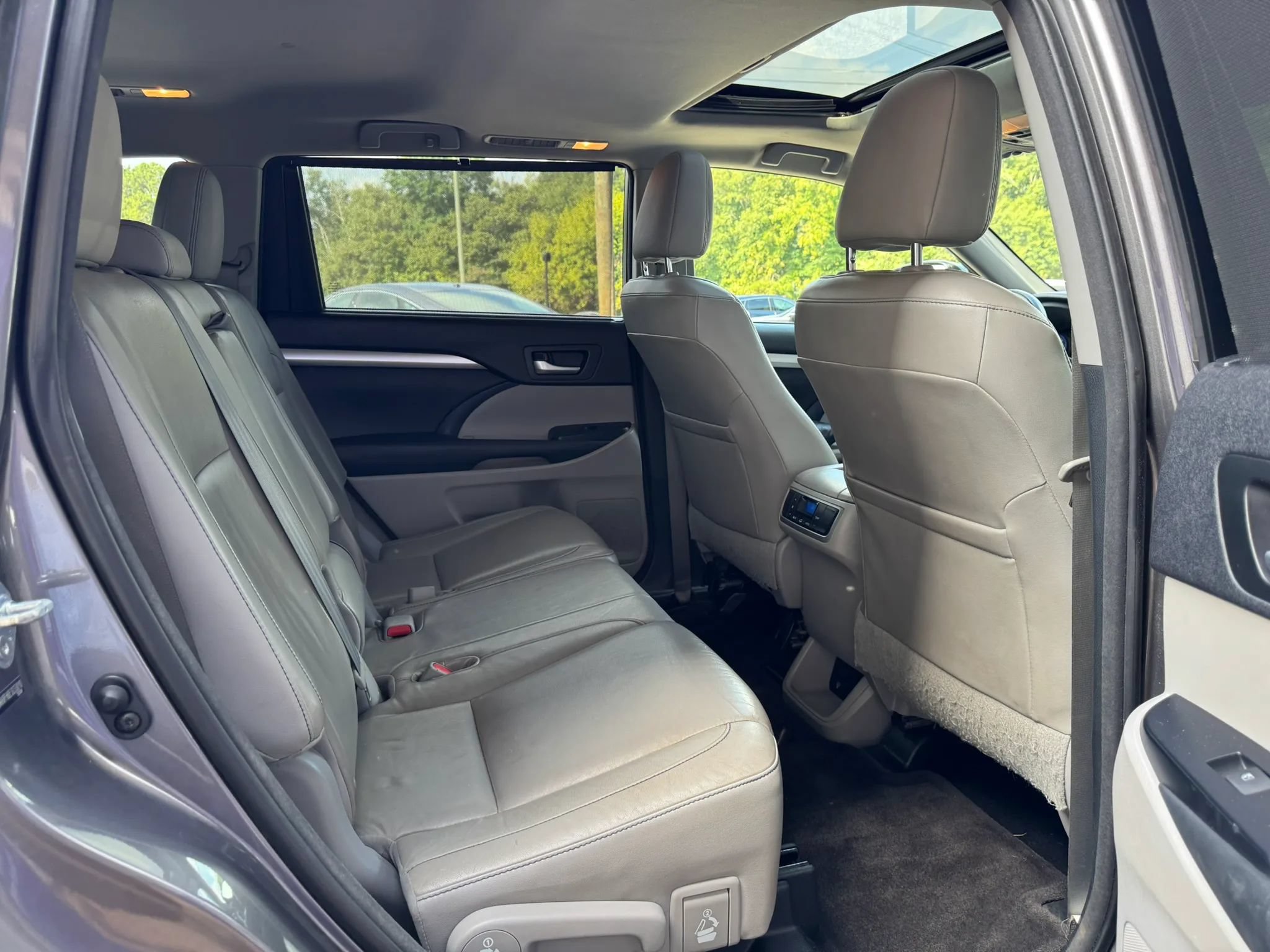 Used 2014 Toyota Highlander XLE FWD image 29