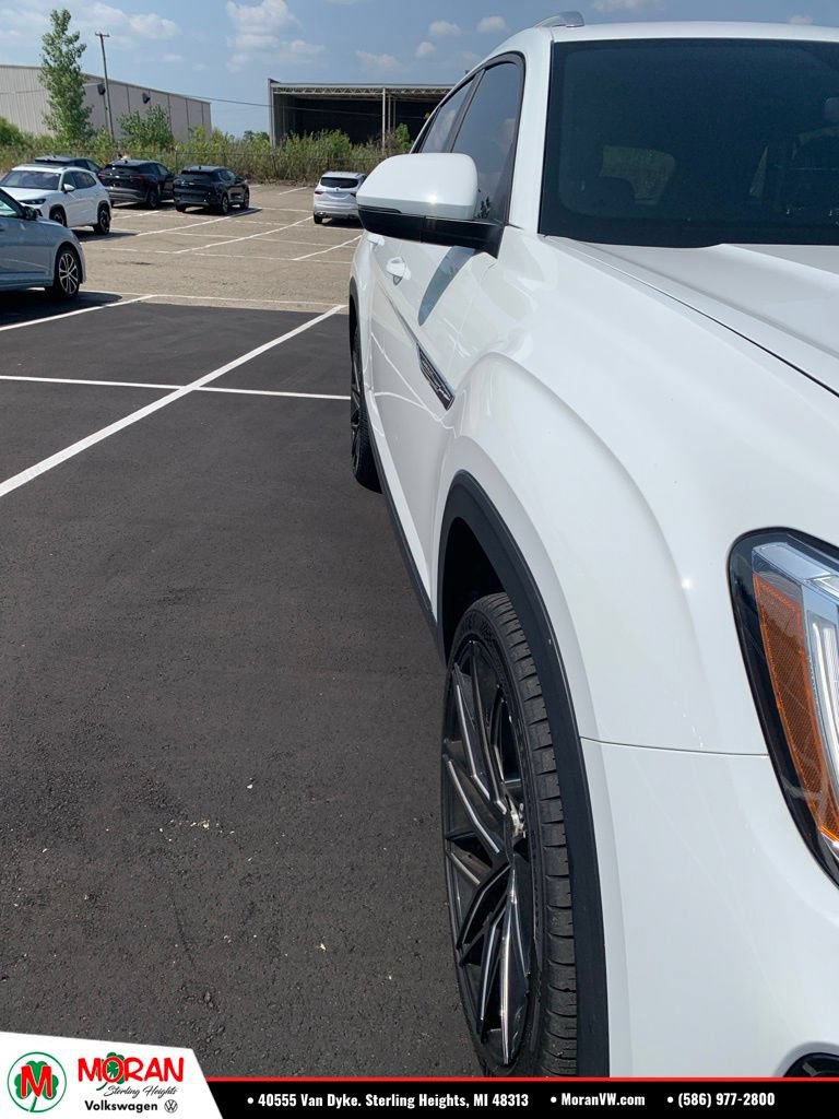 Certified 2024 Volkswagen Atlas Cross Sport SE AWD/4WD image 4