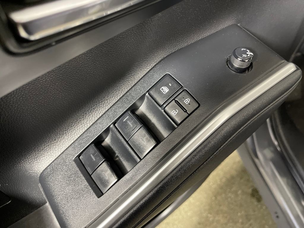 Used 2024 Toyota Highlander XLE AWD/4WD image 16
