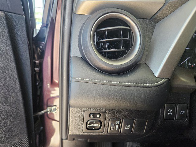 Used 2018 Toyota RAV4 XLE AWD/4WD image 28