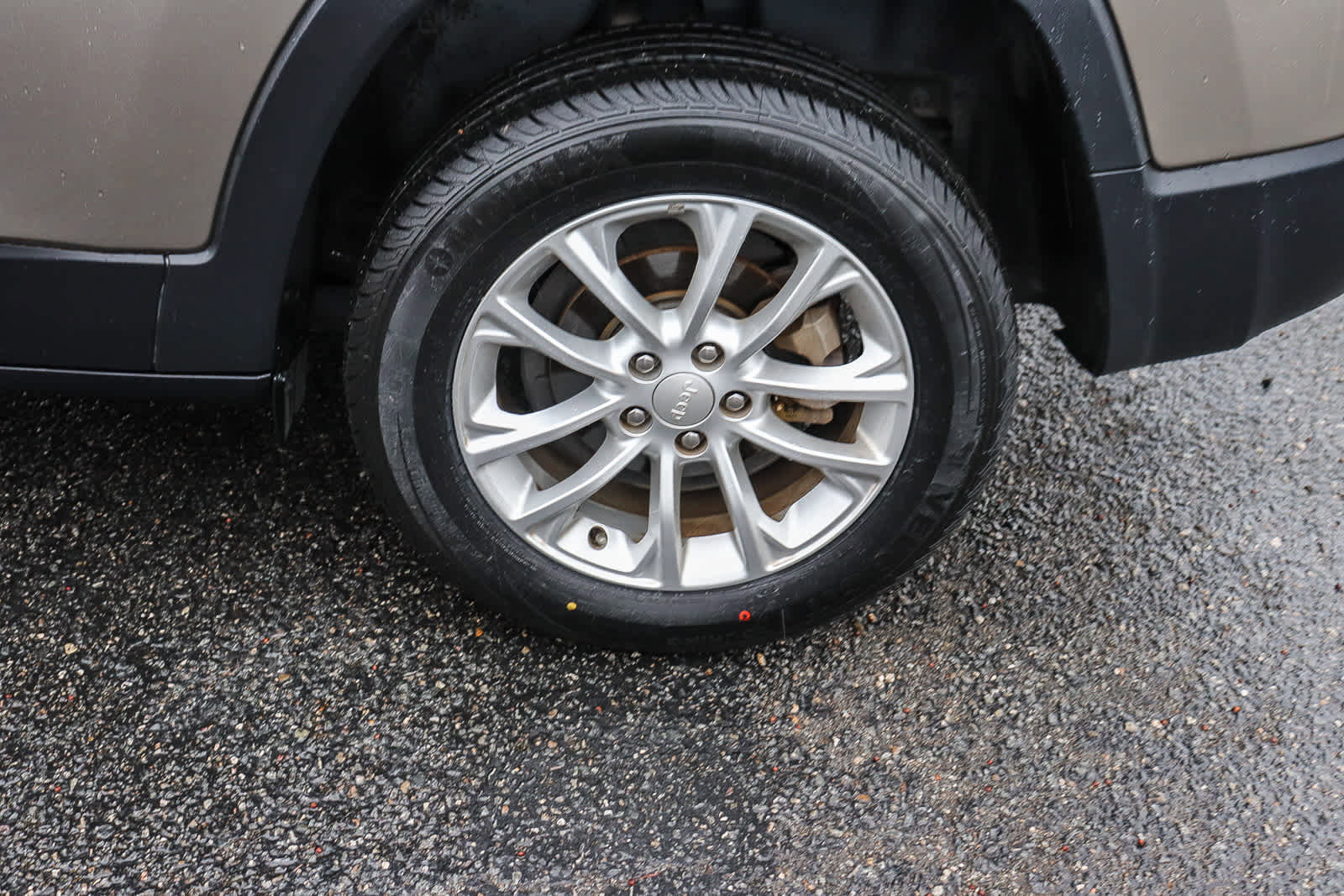 Used 2019 Jeep Cherokee Latitude w/ Popular Appearance Group image 11