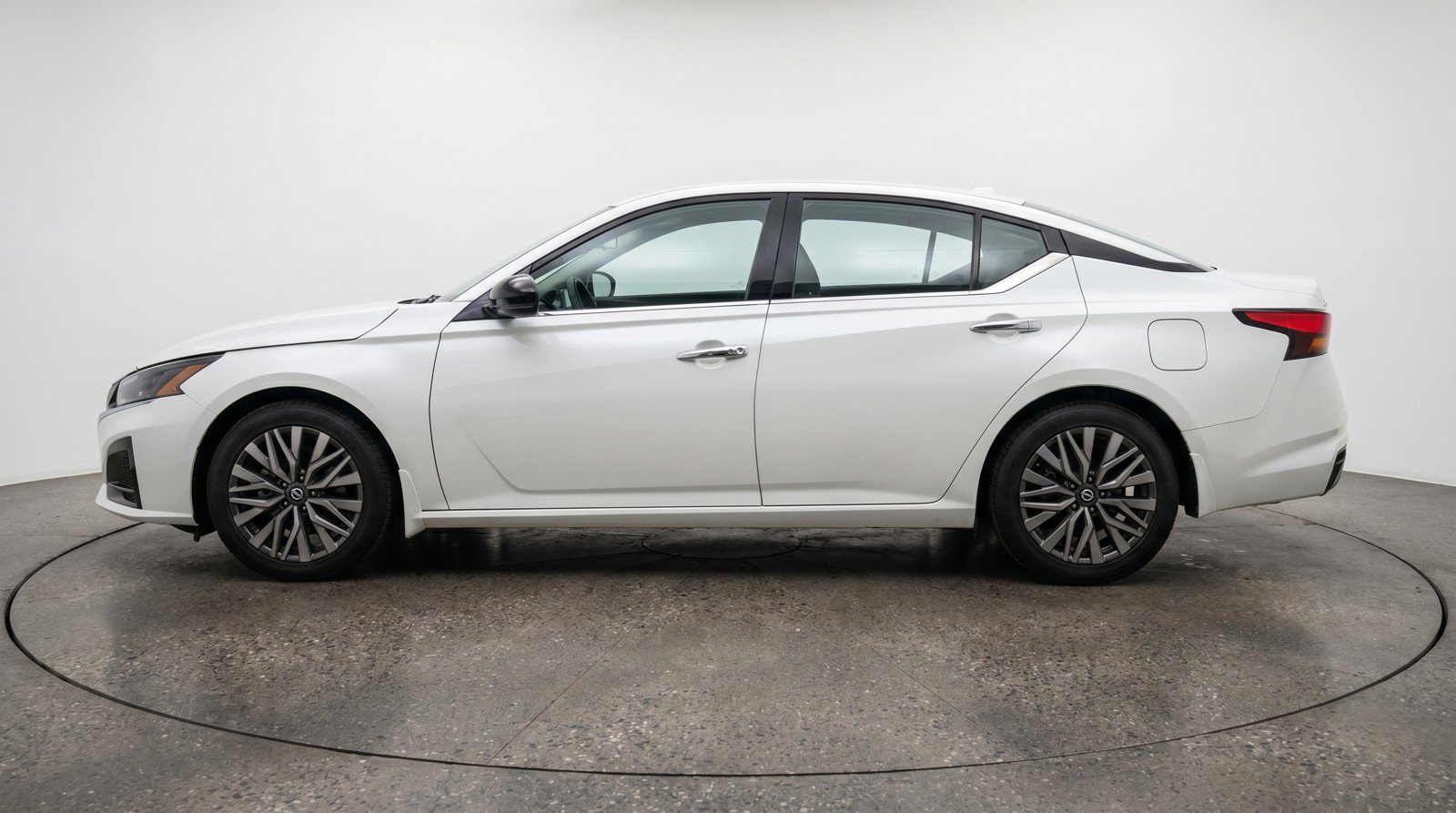 Used 2025 Nissan Altima 2.5 SV FWD image 5